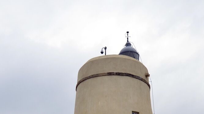 Torre de Punta Mala, ahora reconstruida en faro (izquierda), y Torre de Guadiaro.