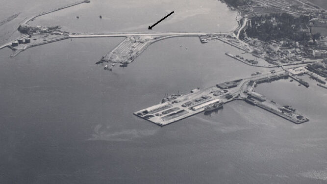 Vista aérea parcial del puerto de Algeciras (1964). Señalado con una flecha el nunca acabado muelle de pasajeros.