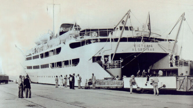 El ferry-boat o transbordador 'Victoria', en el muelle de Galera (1955).