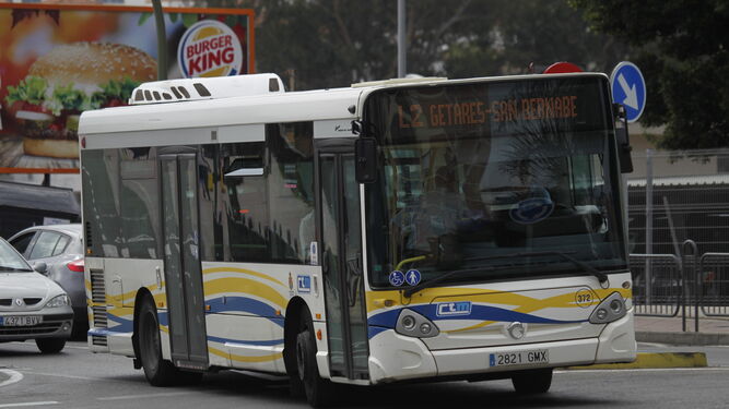 Un autobús urbano, circulando por las calles del centro de Algeciras.