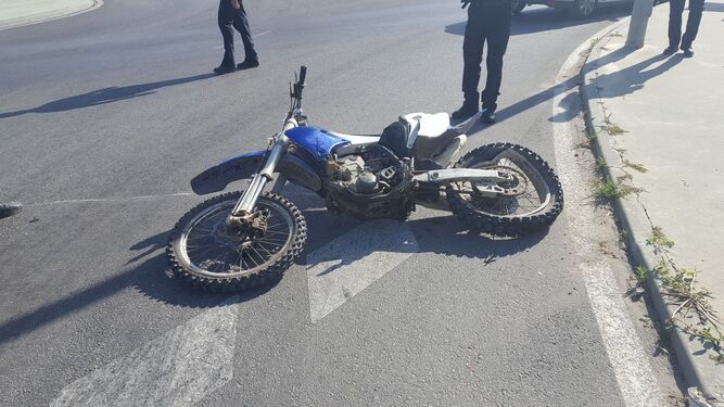 La motocicleta y uno de los vehículos que participaron en el tiroteo del pasado domingo.