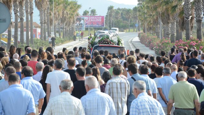 Cientos de personas acompañan al cortejo fúnebre.