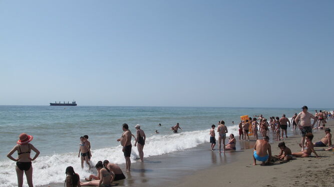 La costa de Vera atraen a turistas que buscan sol, playa y naturaleza en sus vacaciones de verano.