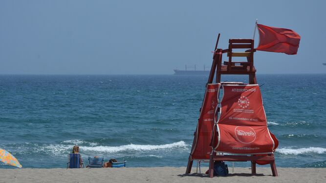 La bandera roja ondea en una de las torretas de vigilancia de la playa de Levante, ayer.