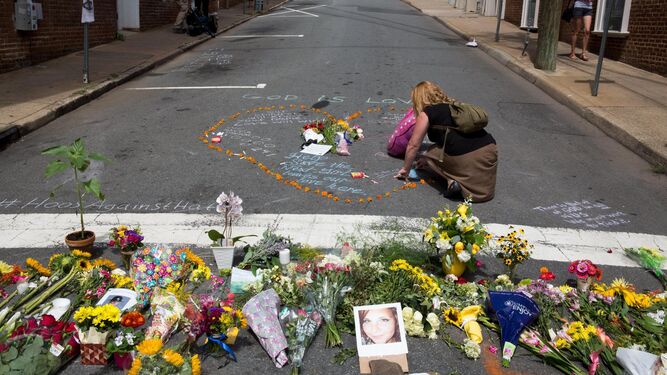 Una mujer recuerda a las víctimas en el lugar del atropello, en Charlottesville.