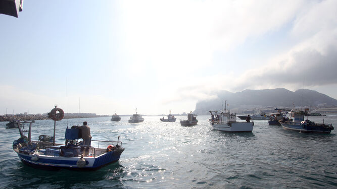 Embarcaciones pesqueras durante una protesta por la inhabilitación de su caladero, en 2013.