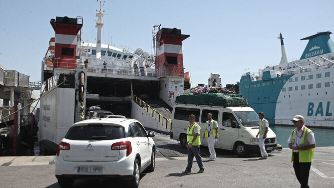Vehículos embarcan en un ferry durante el dispositivo de salida de la OPE, este verano.