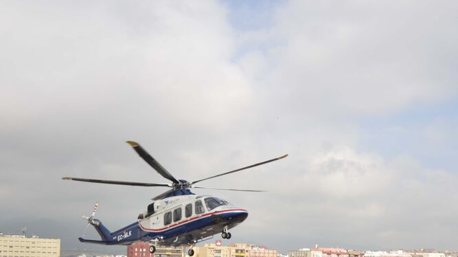 Un helicóptero despega en el helipuerto de Algeciras.
