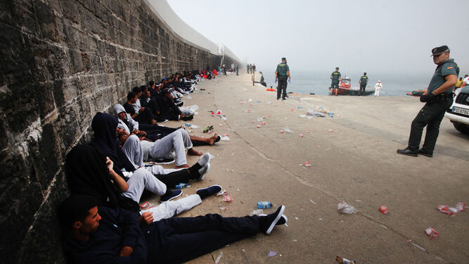 Un grupo de migrantes espera a ser atendido en el puerto tarifeño.