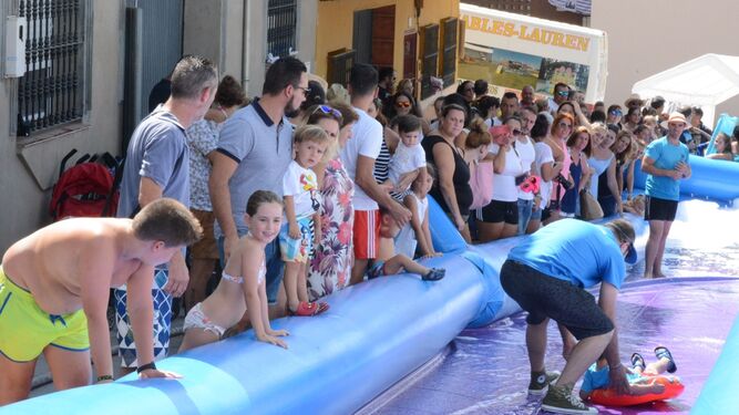 Niños de la Estación de San Roque disfrutan con el deslizador acuático.