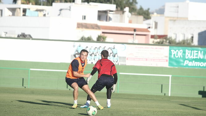 Borja Maderal, en un entrenamiento con el Algeciras.