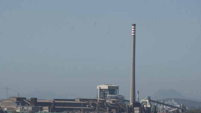 El frente marítimo y el pantalán donde Endesa proyecta levantar la terminal de hidrocarburos, en una imagen tomada el pasado mes de mayo.