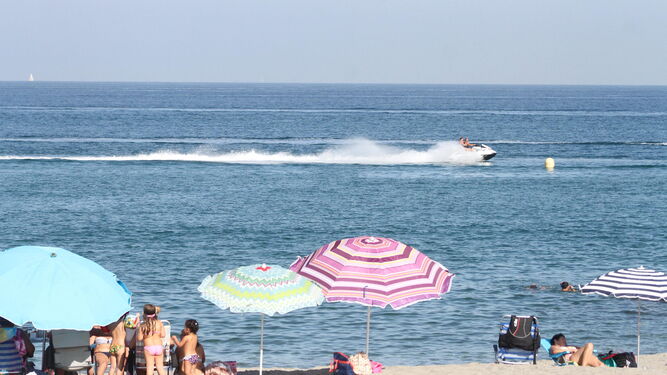 Una moto de agua navega por el litoral de Levante de La Línea.