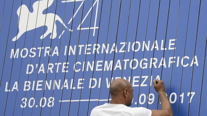 Un trabajador ultima los preparativos del Festival de Cine de Venecia, que arranca hoy.