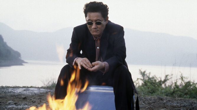 Takeshi Kitano en su consagración como autor, 'Hana-bi: Flores de fuego' (1997), que ganó hace 20 años el León de Oro en Venecia.