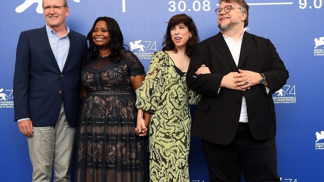 Los actores Richard Jenkins, Octavia Spencer y Sally Hawkins, con Del Toro.