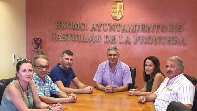 Ediles de ambos ayuntamientos, con los alcaldes a la cabeza, Casanova y Gómez, en la reunión en Castellar.