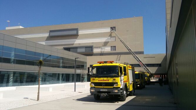 Los bomberos inspeccionan el exterior del nuevo hospital.