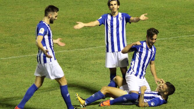 Los jugadores del Écija celebran un gol en su último partido en casa.