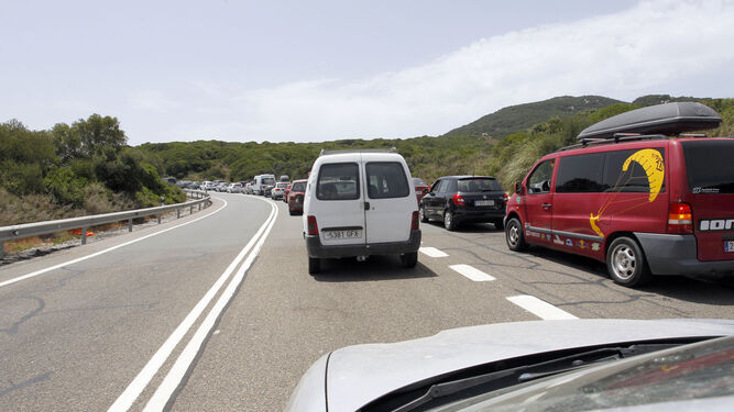 Colas de vehículos en la N-340 de Algeciras a Tarifa.