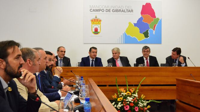 Imagen de la reunión de los alcaldes con el ministro.