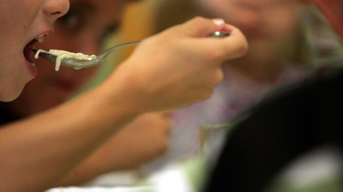 Un niño come sopa de fideos en el comedor  escolar  de un centro educativo portuense.