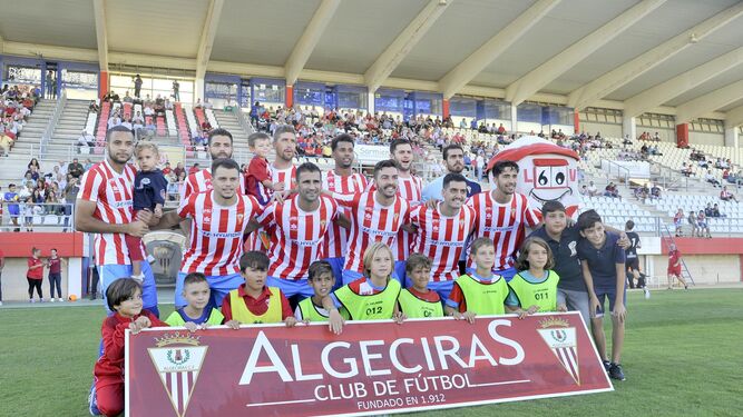 La formación inicial del Algeciras el pasado domingo en el Nuevo Mirador, con los jugadores acompañados por varios niños.