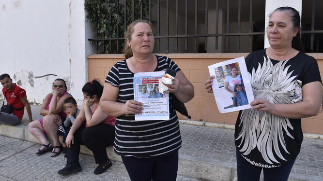 Silvia y Teresa Capitán, tías y tías abuelas de las desaparecidas portan carteles con sus imágenes