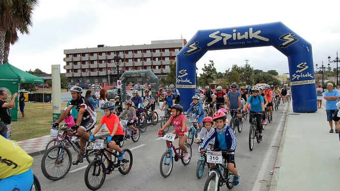 Niños y mayores en bici inician la ruta desde la Plaza de Toros.