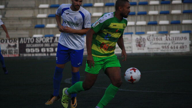 Dani Ekedo controla la pelota ante un jugador del Alcalá.