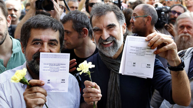 El presidente de la Asamblea Nacional Catalana (ANC), Jordi Sanchez, y el presidente de Òmnium Cultural, Jordi Cuixart, muestran papeletas del referendum sobre la independencia de Cataluña.