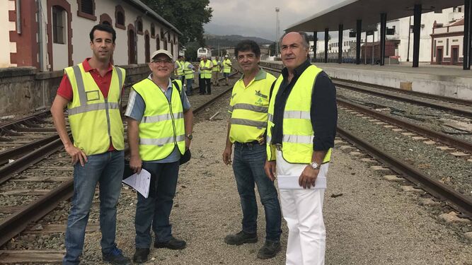 Landaluce (derecha), con los técnicos de la empresa en la estación de Algeciras, a finales de agosto.