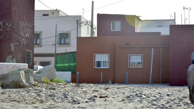 Acceso a las calles cercanas a la playa del Tonelero que quedarán bloqueados con la nueva barrera.
