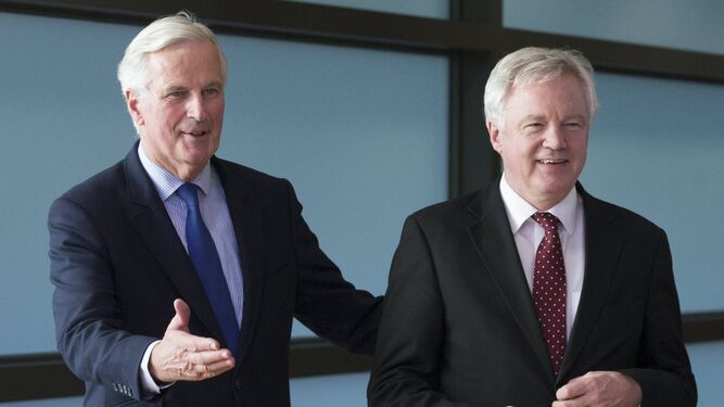 El negociador jefe de la UE para el 'Brexit', Michel Barnier (i) junto al secretario de Estado británico para el 'Brexit', David Davis, ayer en Bruselas.