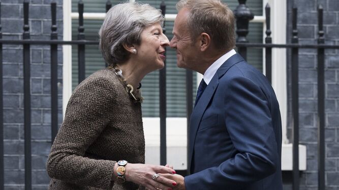 Theresa May y Donald Tusk, ayer a las puertas de Downing Street.