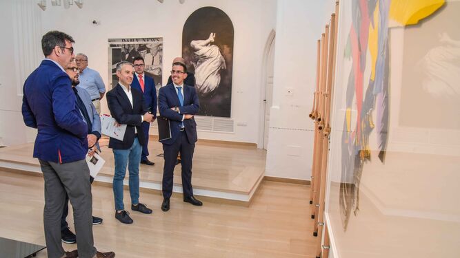 El jurado revisa las obras de arte seleccionadas, ayer, en el Museo Joaquín Peinado de Ronda.