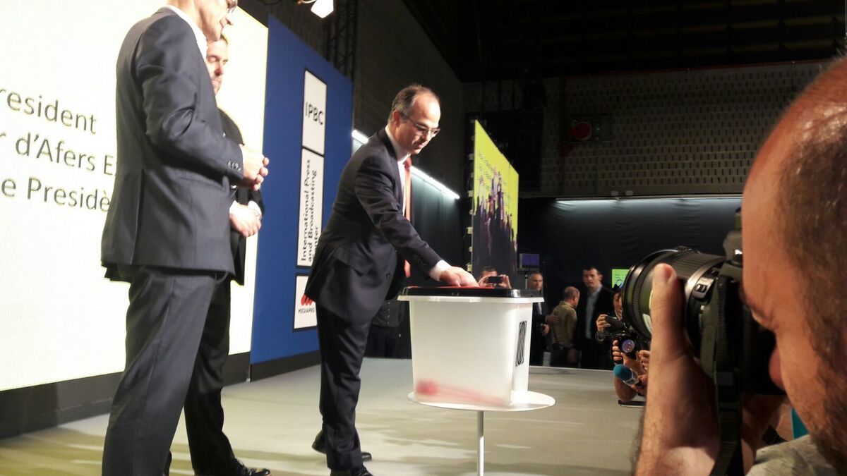 Turull muestra una urna de la Generalitat con los precintos