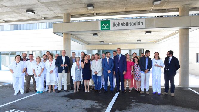 Responsables de la delegación territorial de Salud, del SAS y de los ayuntamientos de La Línea y San Roque, junto a profesionales del servicio de Rehabilitación.