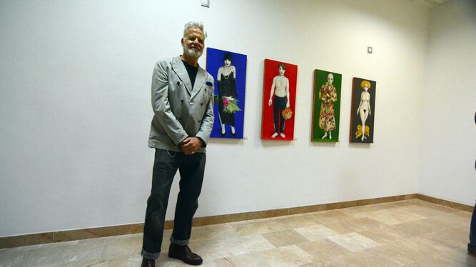 Pepe Cano posa frente a algunas de sus obras.