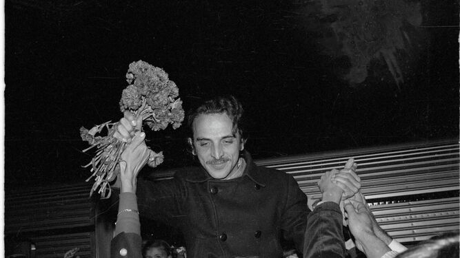 Llegada de Eduardo Saborido a la estación de San Bernardo con  unos claveles en la mano, tras la amnistía en noviembre de 1975.