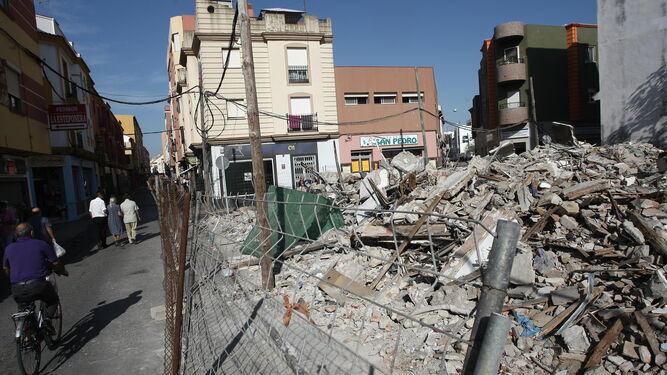 Escombros en un solar tras la demolición de un edificio en ruinas en el centro de La Línea.