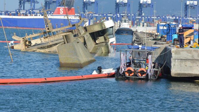 El buque, ya adrizado, en uno de los muelles de la zona de pasajeros del puerto de Algeciras, ayer.
