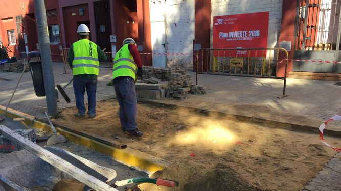 Dos trabajadores realizan obras en un proyecto financiado con los fondos de Diputación de 2016.