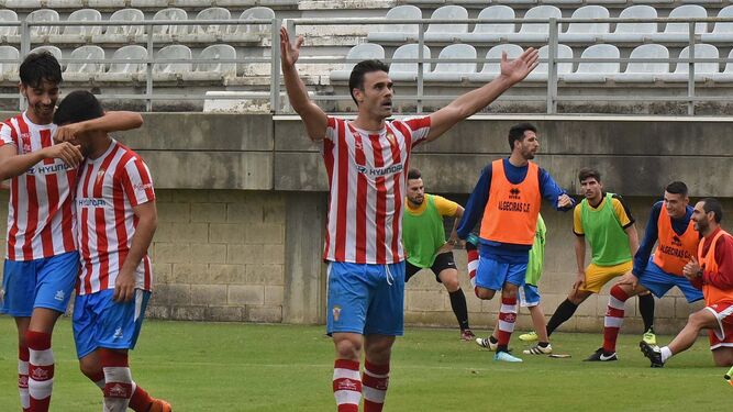 Chico Díaz celebra uno de sus goles, el pasado domingo en el Nuevo Mirador.