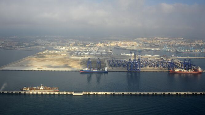 Vista aérea del puerto de Algeciras, con la Fase B a la izquierda.