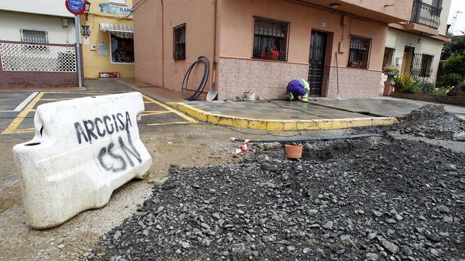 Un operario de Arcgisa repara una avería en una calle del término municipal de San Roque.