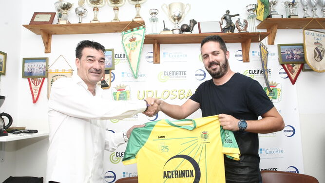 El director deportivo, Rafa Escobar, junto al nuevo entrenador de la Unión, David Dolibramento (d).