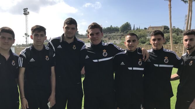 Los siete juveniles que han participado esta mañana con la primera plantilla en el amistoso de Marbella.