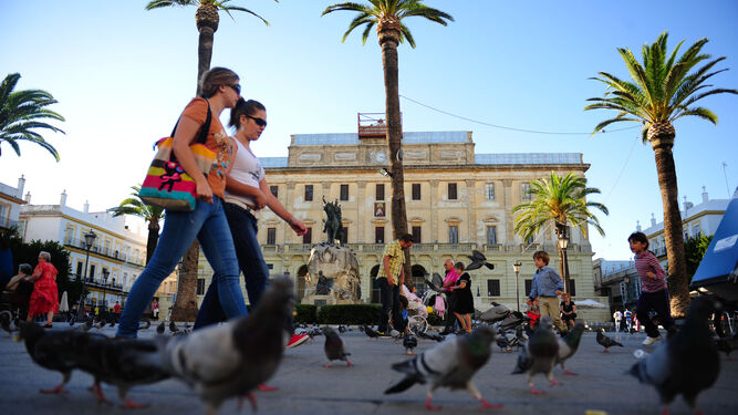 Peatones por una plaza del Rey llena de palomas, en una imagen de archivo.