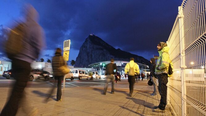 Varias personas atraviesan el paso hacia Gibraltar desde La Línea.
